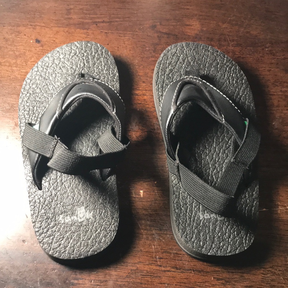 Size 9/10 toddler sanuks